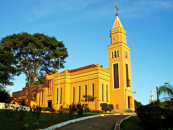 Igreja Santa Terezinha em Bandeirantes
